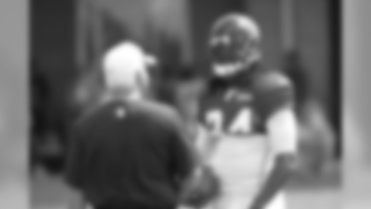 Head coach Mike Smith talks with WR Roddy White