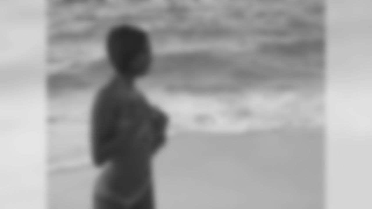 Avis H. // 2011 Atlanta Falcons Cheerleaders Swimsuit Calendar Photo Shoot // 2011 // Bermuda -