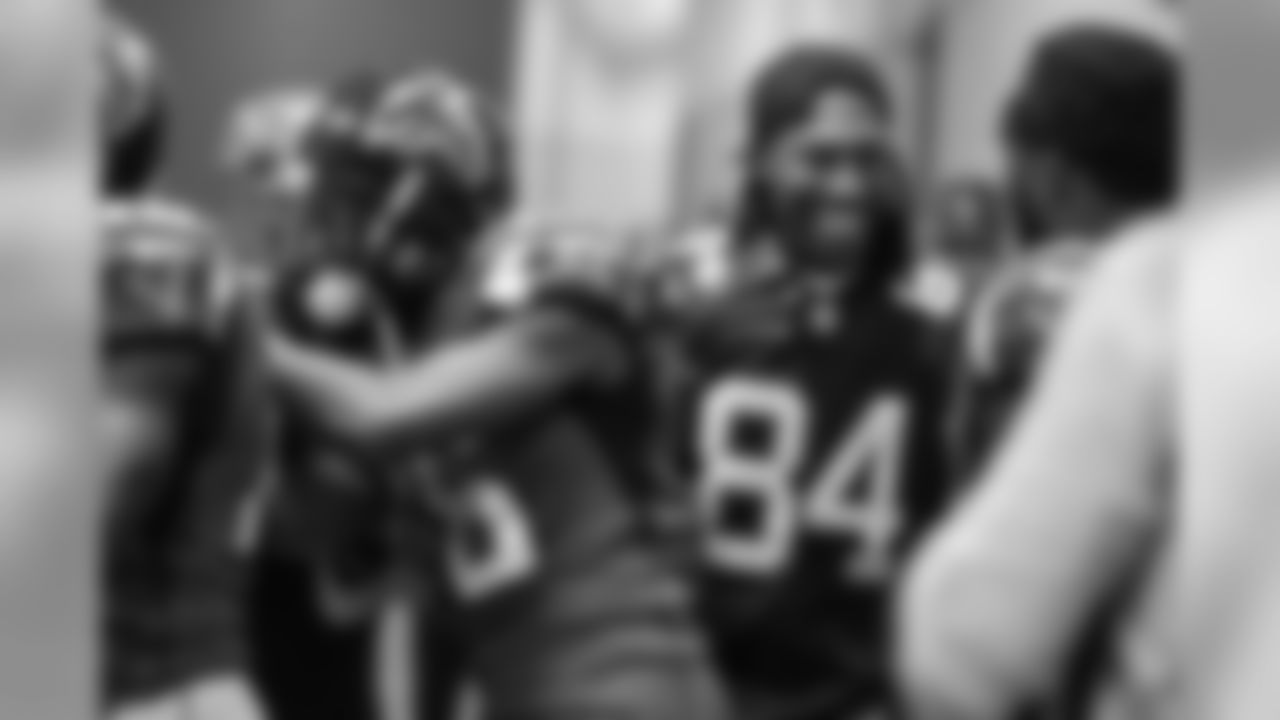 Roddy White and other Falcons Legends greet current players on their way back to the field on January 1, 2017.