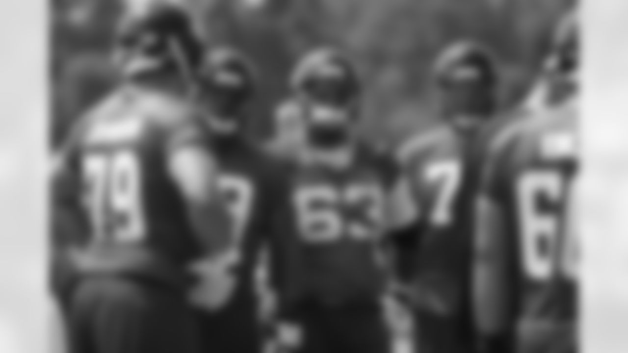The offensive line chats between drills