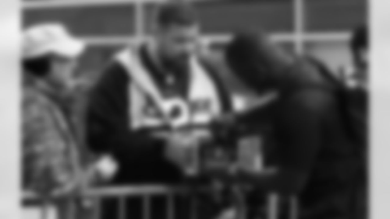 DE Stansly Maponga signs an autograph for a veteran