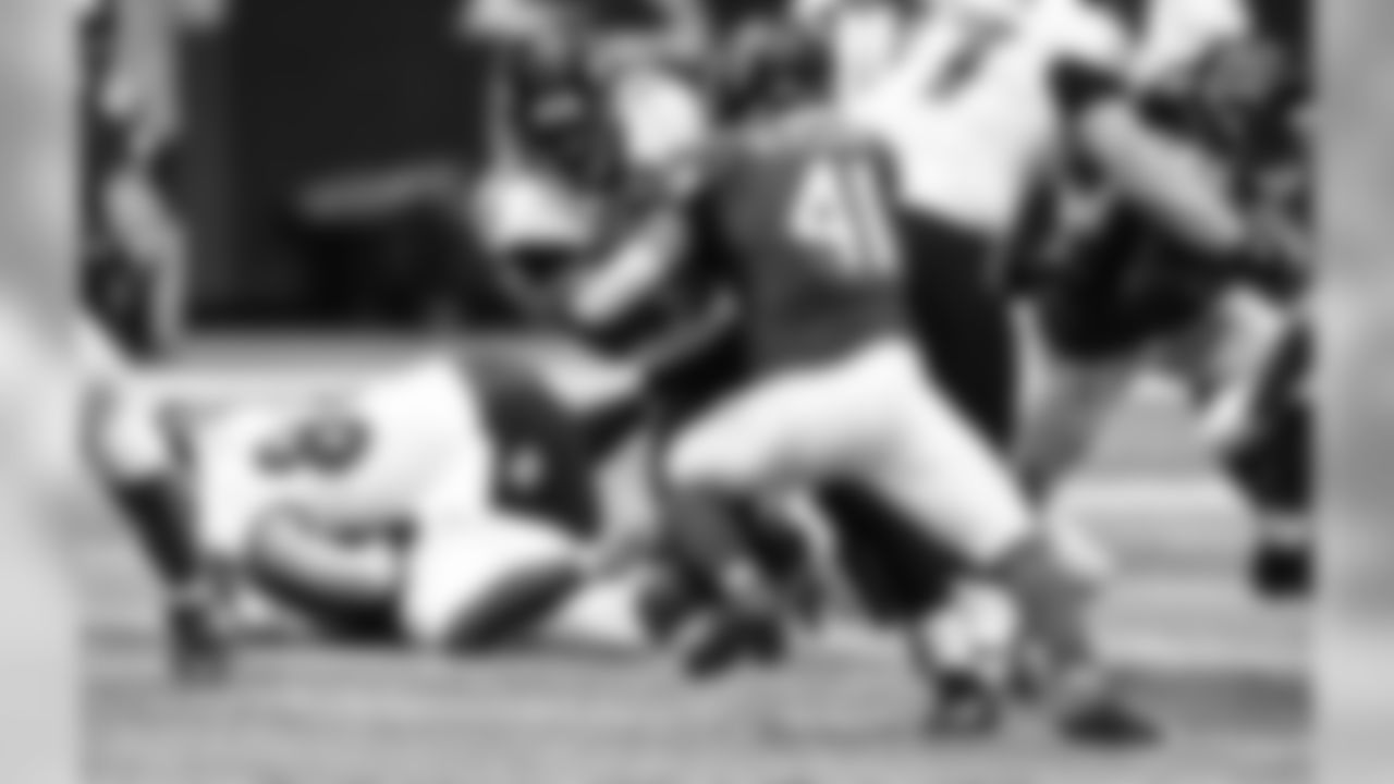 S Sharrod Neasman
Atlanta Falcons / Lynn Bass