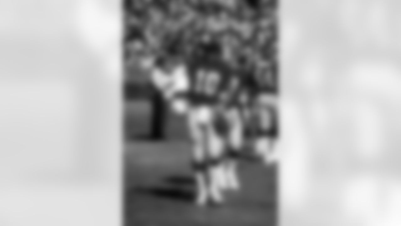 Falcons QB Steve Bartkowski stretches before a game against the Cleveland Browns on September 27, 1981