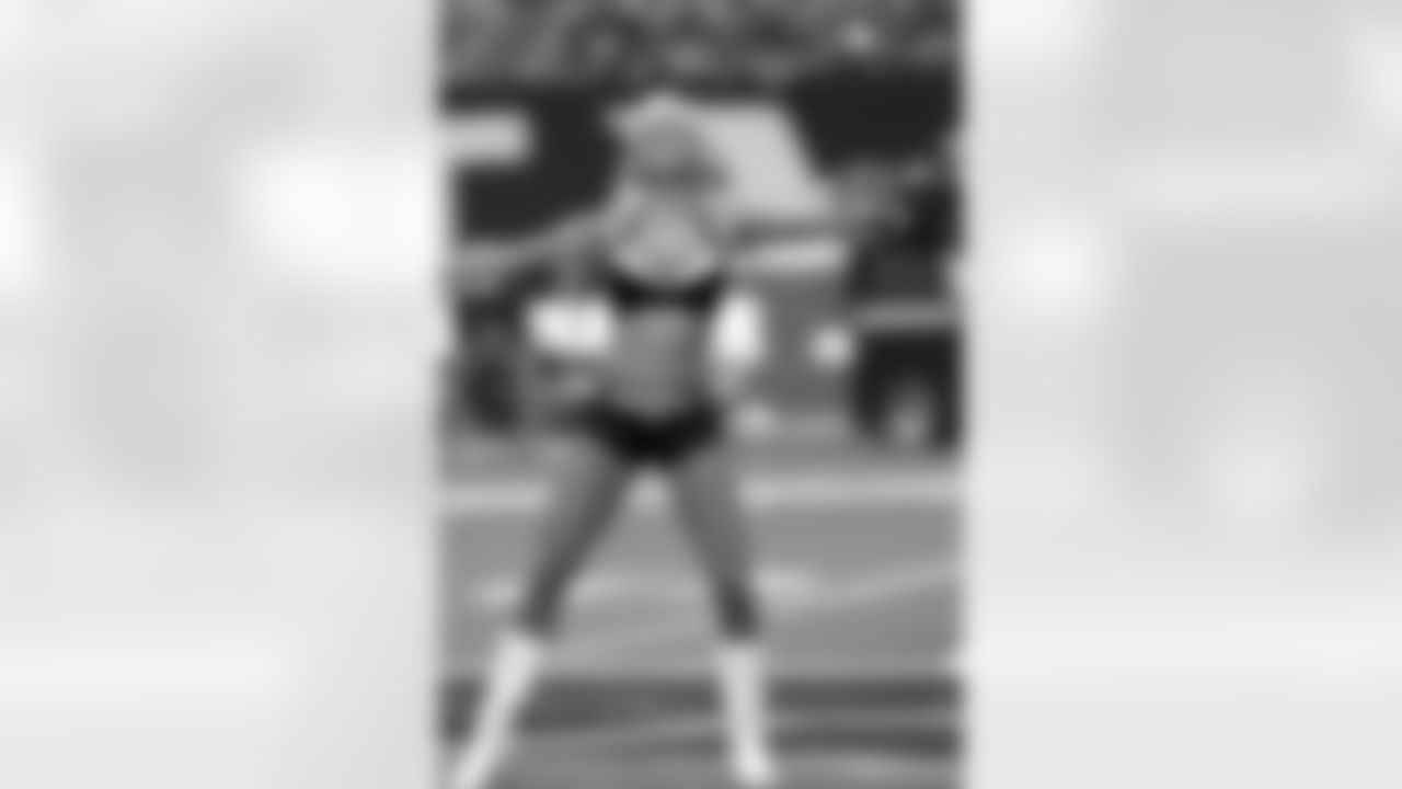 Falcons cheerleader Casey showcases new routines with the squad // Falcons vs. Cardinals // 9/19/10 - Georgia Dome