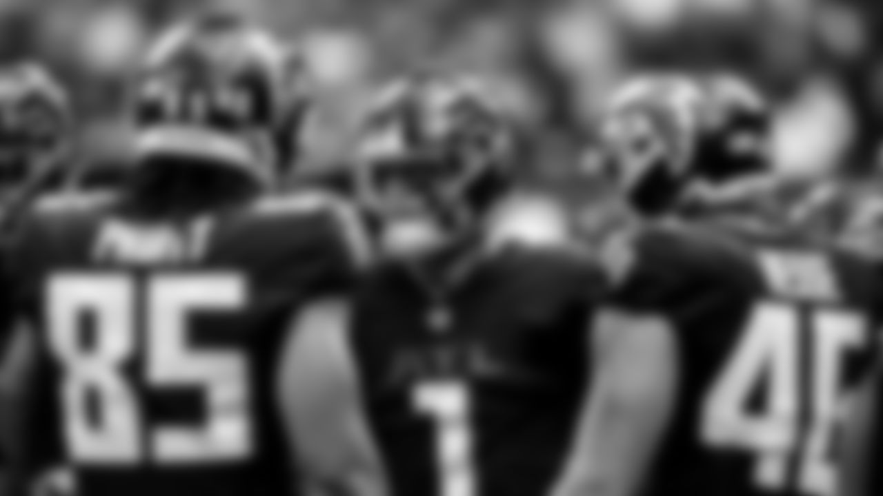 Atlanta Falcons quarterback Marcus Mariota #1 huddles the offense during the second half against the Los Angeles Chargers at Mercedes-Benz Stadium in Atlanta, Georgia on Sunday, November 6, 2022. (Photo by Shanna Lockwood/Atlanta Falcons)