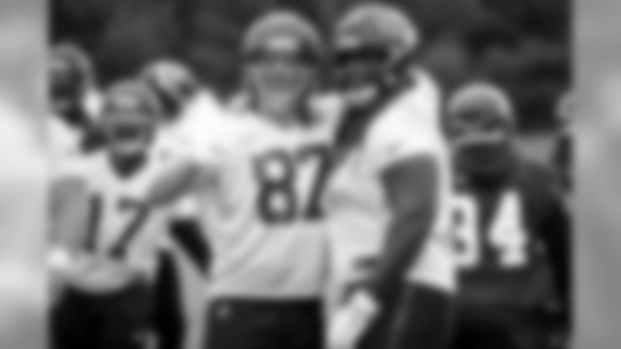 Atlanta Falcons tight end Jaeden Graham #87 and offensive guard James Carpenter #77 during practice. (Photo by Kara Durrette/Atlanta Falcons).