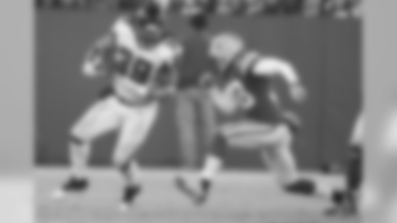 RB Steven Jackson runs the ball.