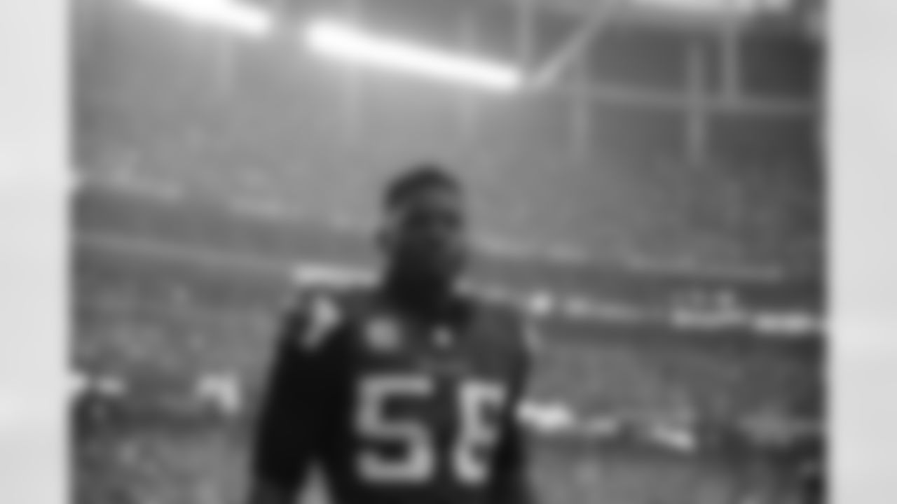 LB Sean Weatherspoon has his game face on
