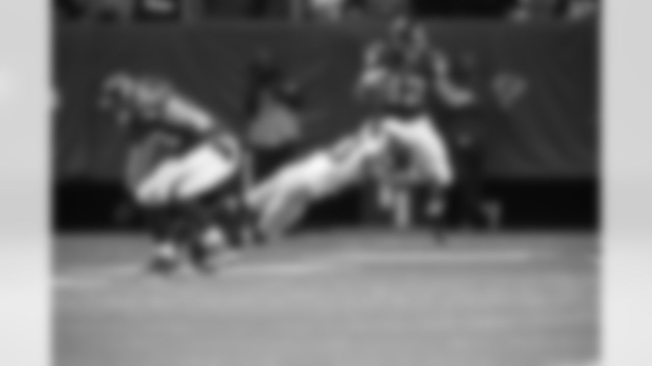 RB Jacquizz Rodgers tries to leap past Redskins CB DeAngelo Hall