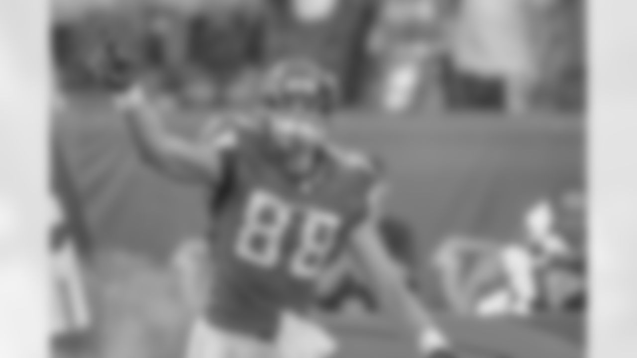TE Tony Gonzalez points to fans as he exits the player tunnel