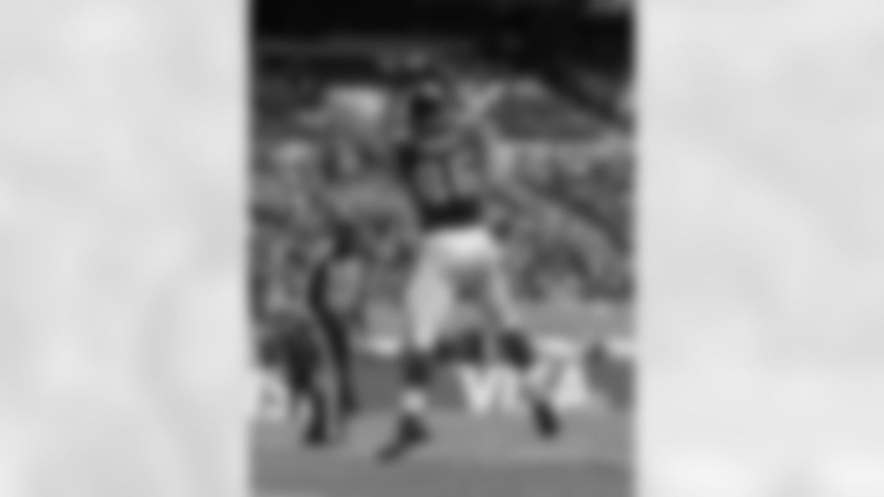 Bear Pascoe makes a one-yard touchdown catch in the first quarter against Detroit at Wembley Stadium in London
