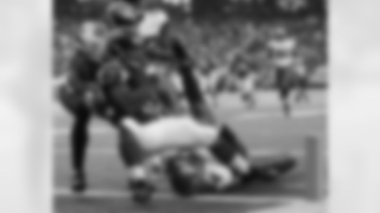RB Jacquizz Rodgers gets into the end zone for the Falcons