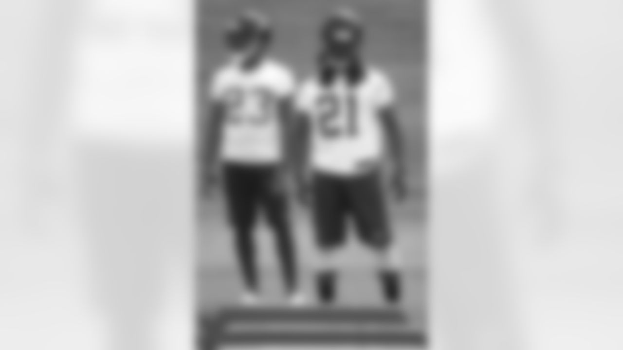 CBs Desmond Trufant (21) and Robert Alford