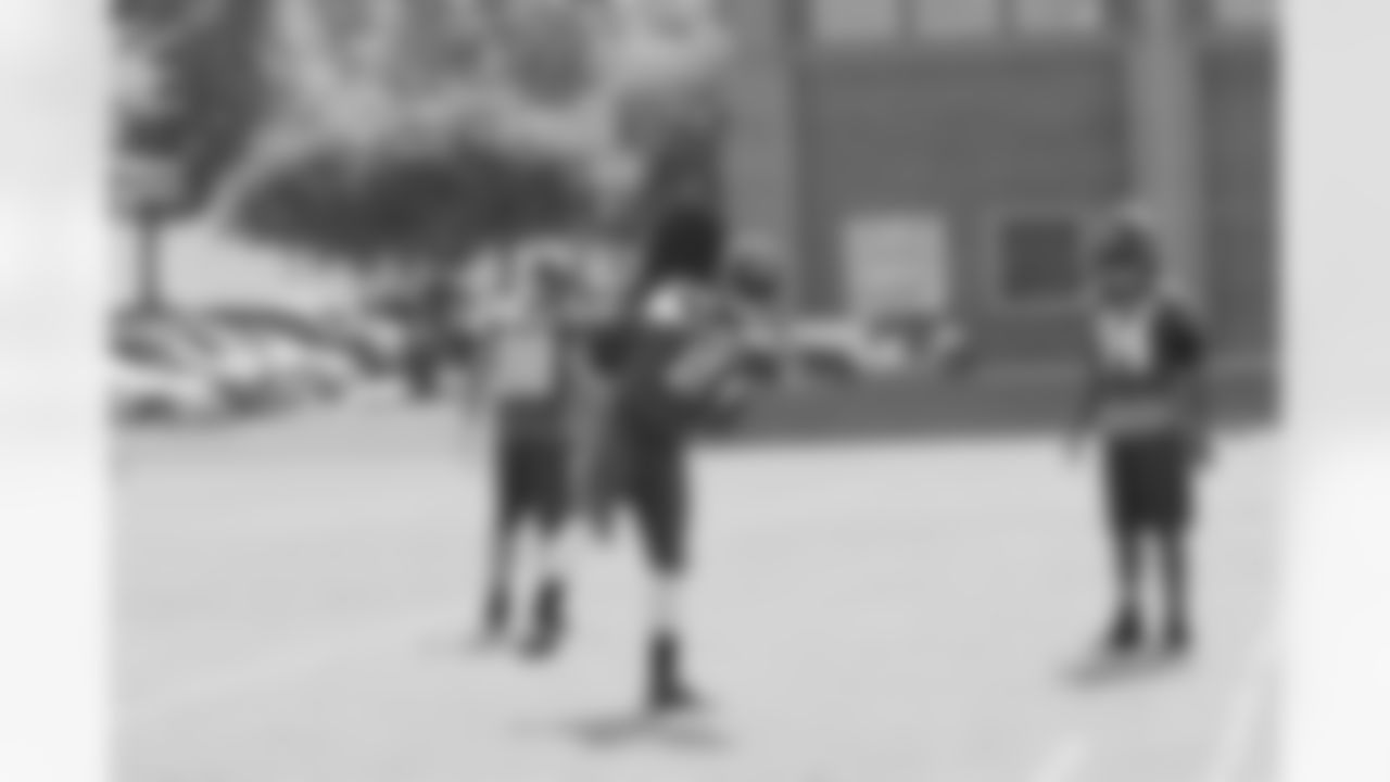 WR Roddy White watches WR Julio Jones catch the ball