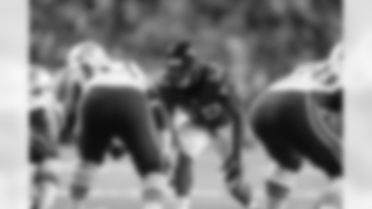 LB Akeem Dent