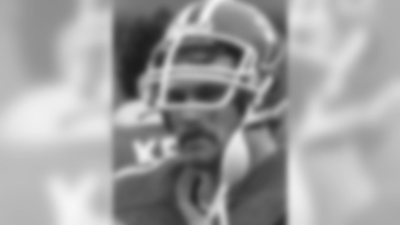 LB Buddy Curry