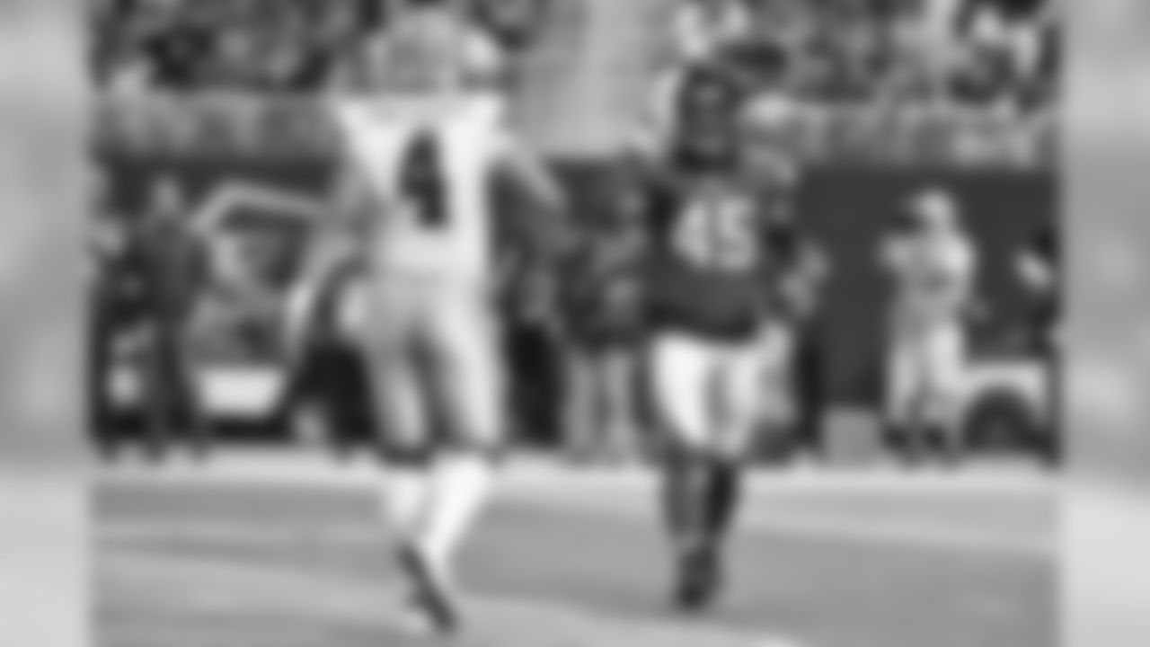LB Deion Jones