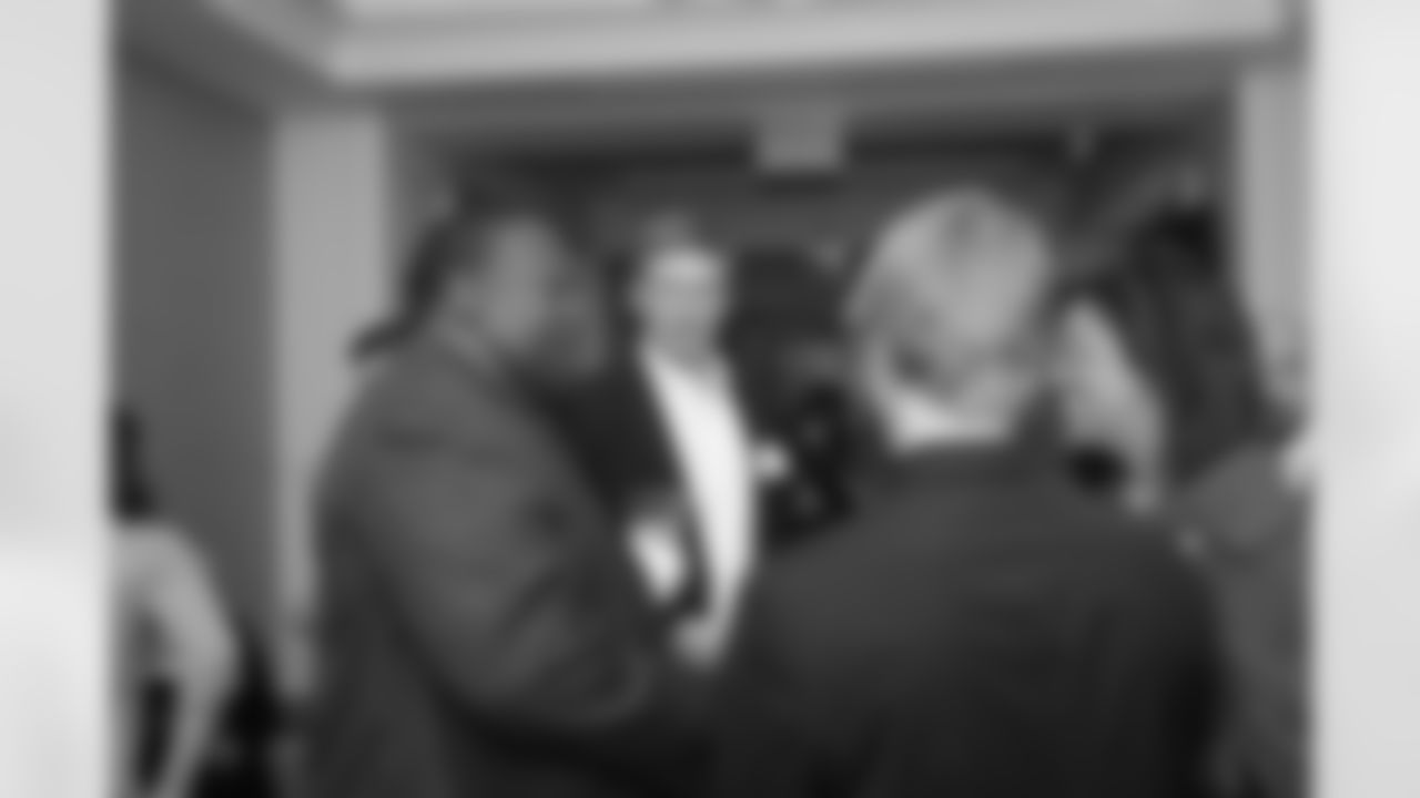 Former Falcons RB William Andrews, left, holds court with several guests // 2011 Falcons Community Honors Dinner // Dec. 5, 2011 // Atlanta -