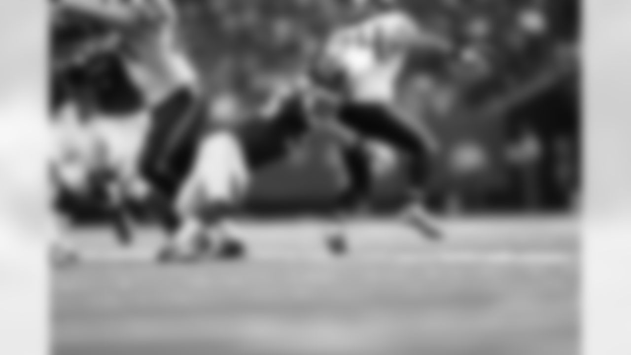 LB Paul Worrilow tackles Seahawks RB Marshawn Lynch