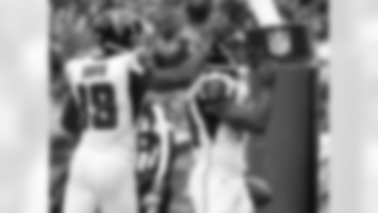 Atlanta Falcons fullback Jason Snelling, right, gestures as teammate Drew Davis (19) reacts after Snelling scored on a three-yard touchdown pass from quarterback Matt Ryan, not pictured, during the first half of an NFL football game against the Philadelph