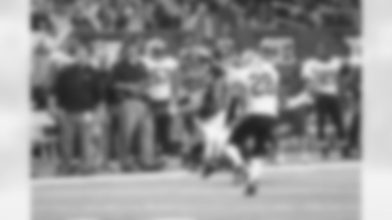 TE Tony Gonzalez moves the ball for the Falcons in the second half