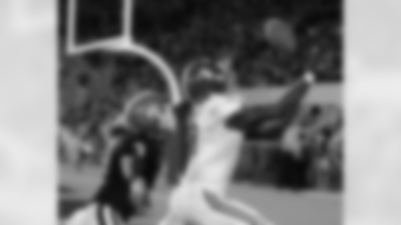 Alabama's Julio Jones makes a catch for a touchdown as Georgia's Bryan Evans defends in Athens, GA on September 27, 2008