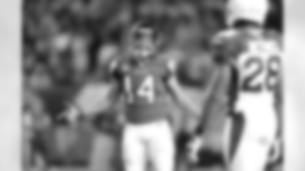 WR Eric Weems talks to Cardinals CB Justin Bethel