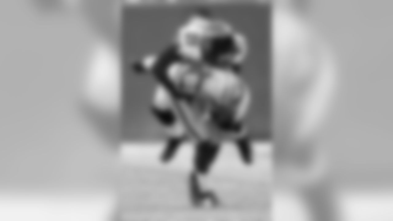 CB Desmond Trufant jumps on Packers WR James Jones