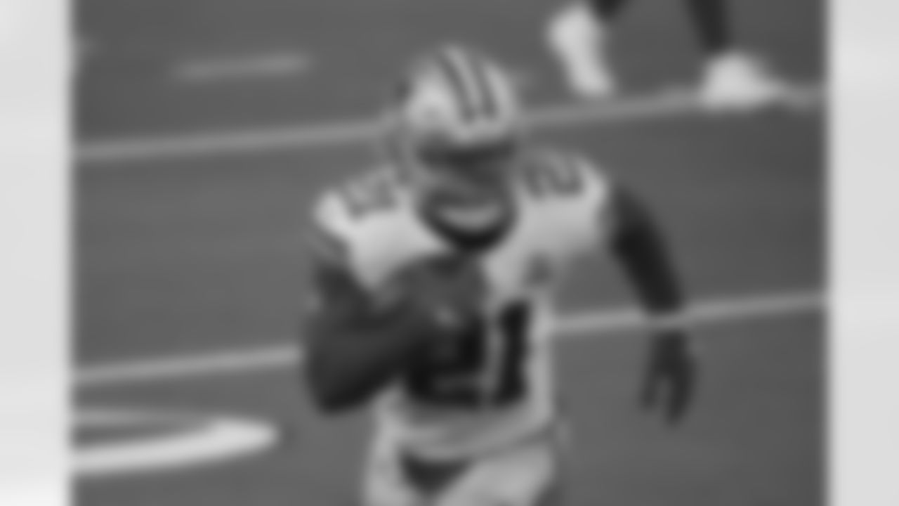 Dallas Cowboys running back Ezekiel Elliott (21) runs after a reception during an NFL Football game in Arlington, Texas, Monday, Oct. 19, 2020. (AP Photo/Michael Ainsworth)