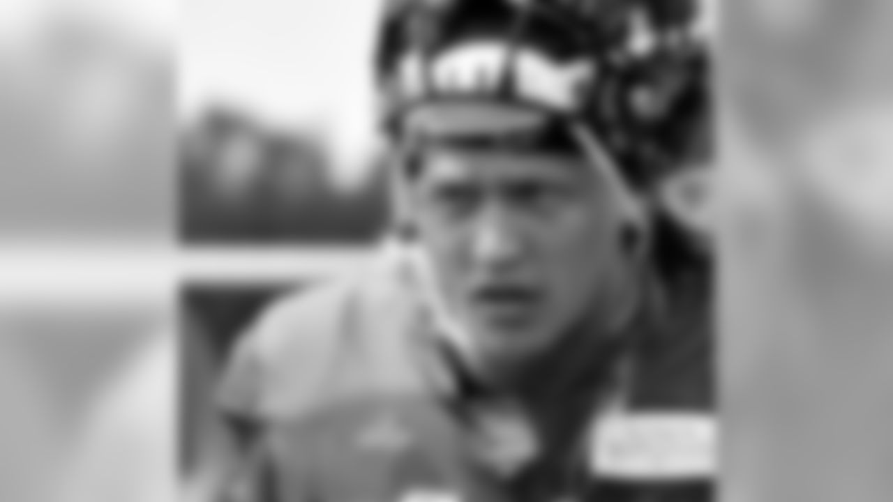 LB Tyler Starr