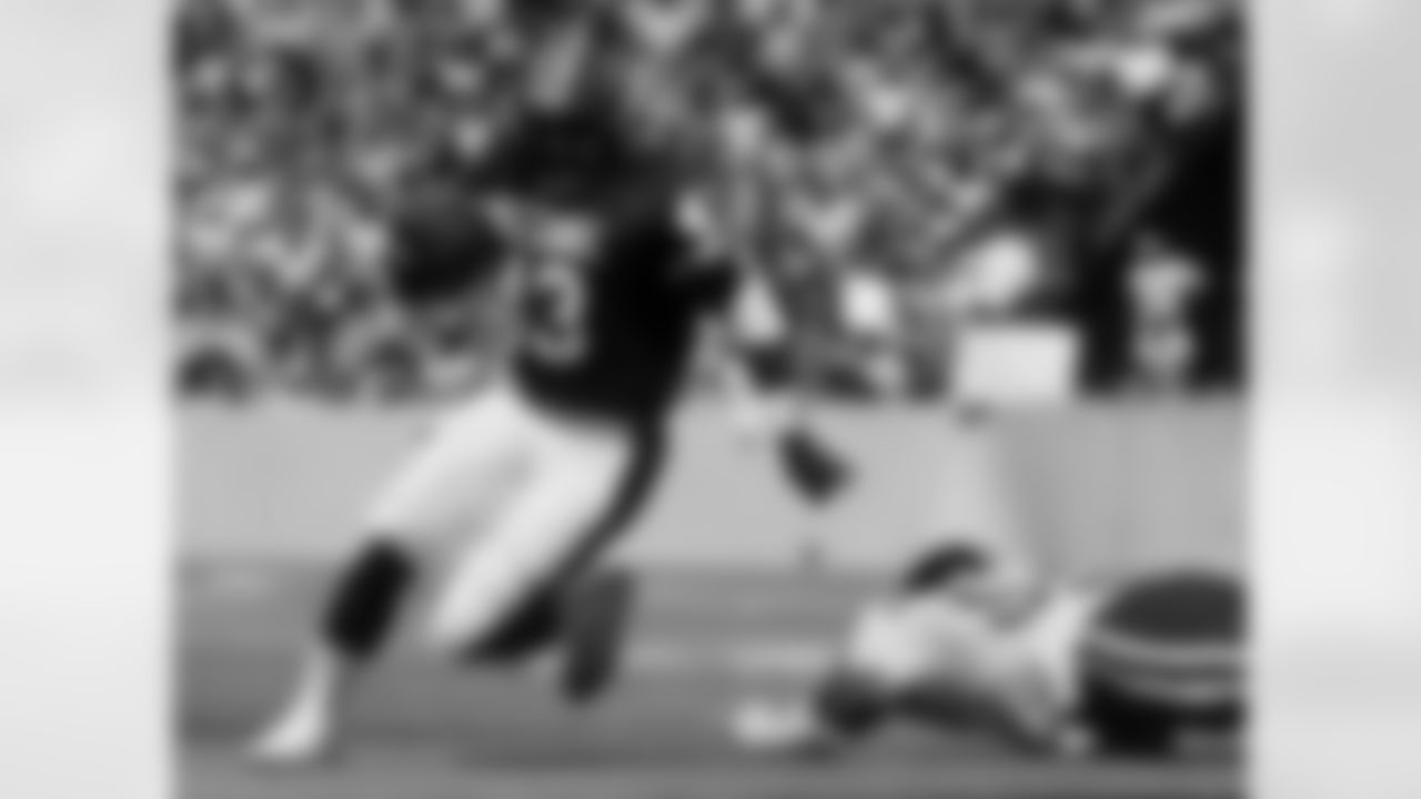 Gerlad Riggs carries the ball during the 1987 NFL Pro Bowl on February 1, 1987