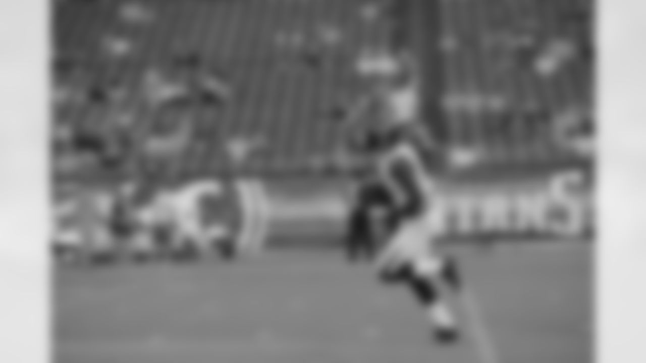 WR Julio Jones catches a practice pass
