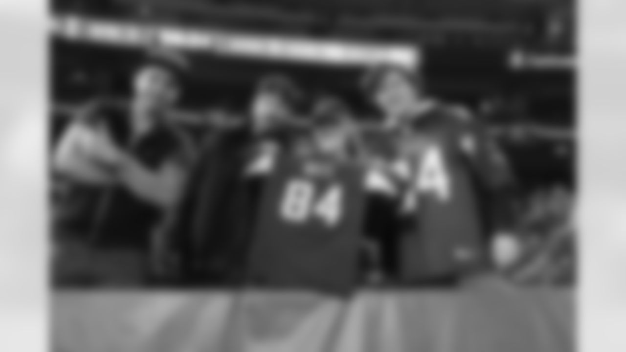 Fans support WR Roddy White.