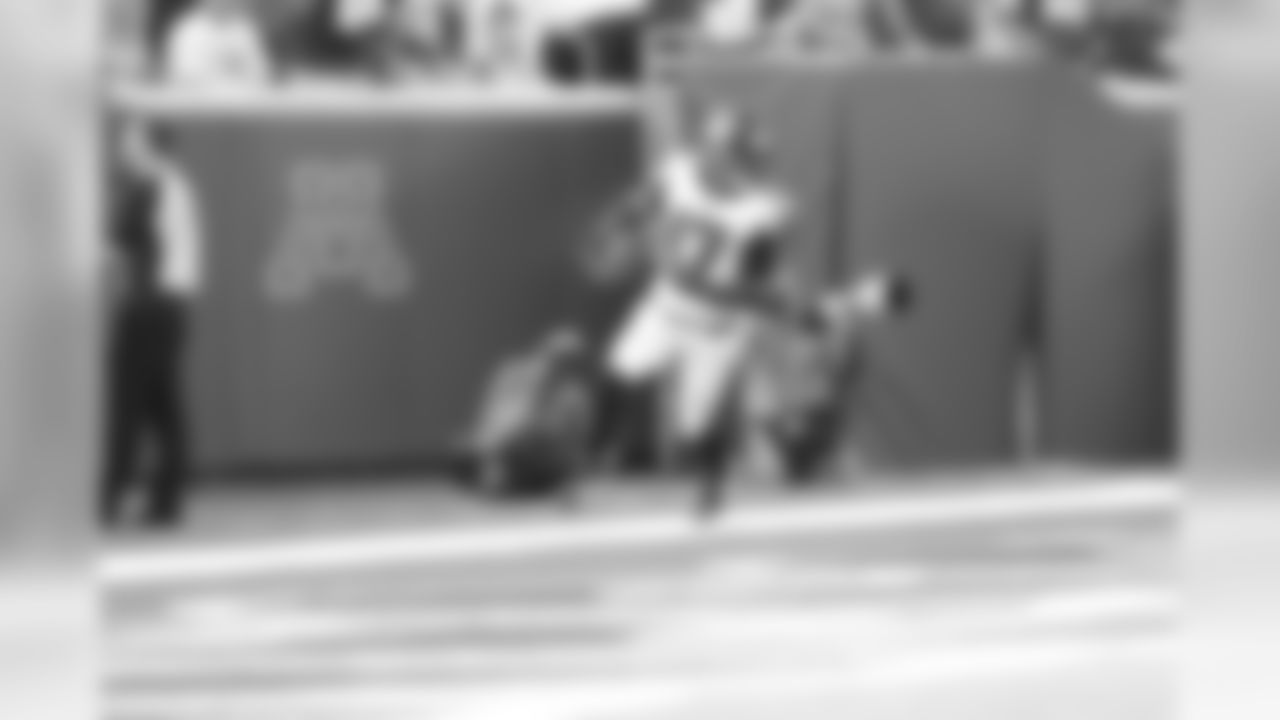 WR Devin Hester scores a touchdown.