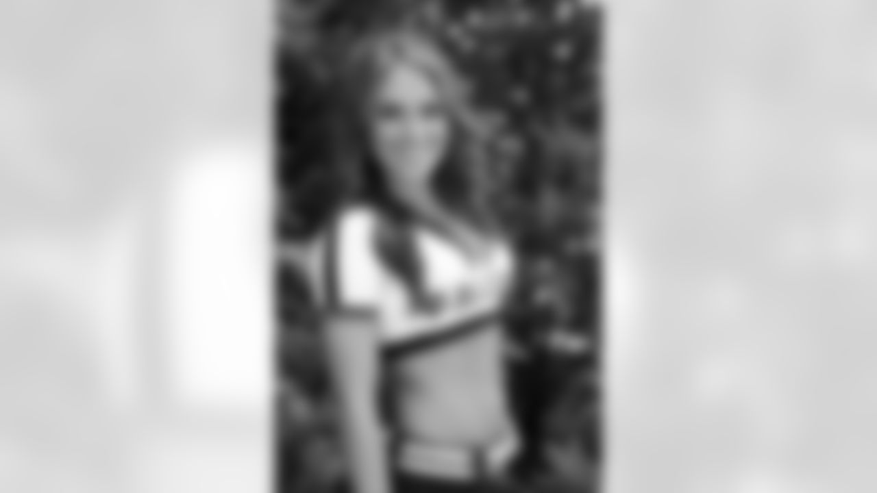 Lindsay M. // 2011 Atlanta Falcons Cheerleaders Studio Shots // 2011 // Atlanta -