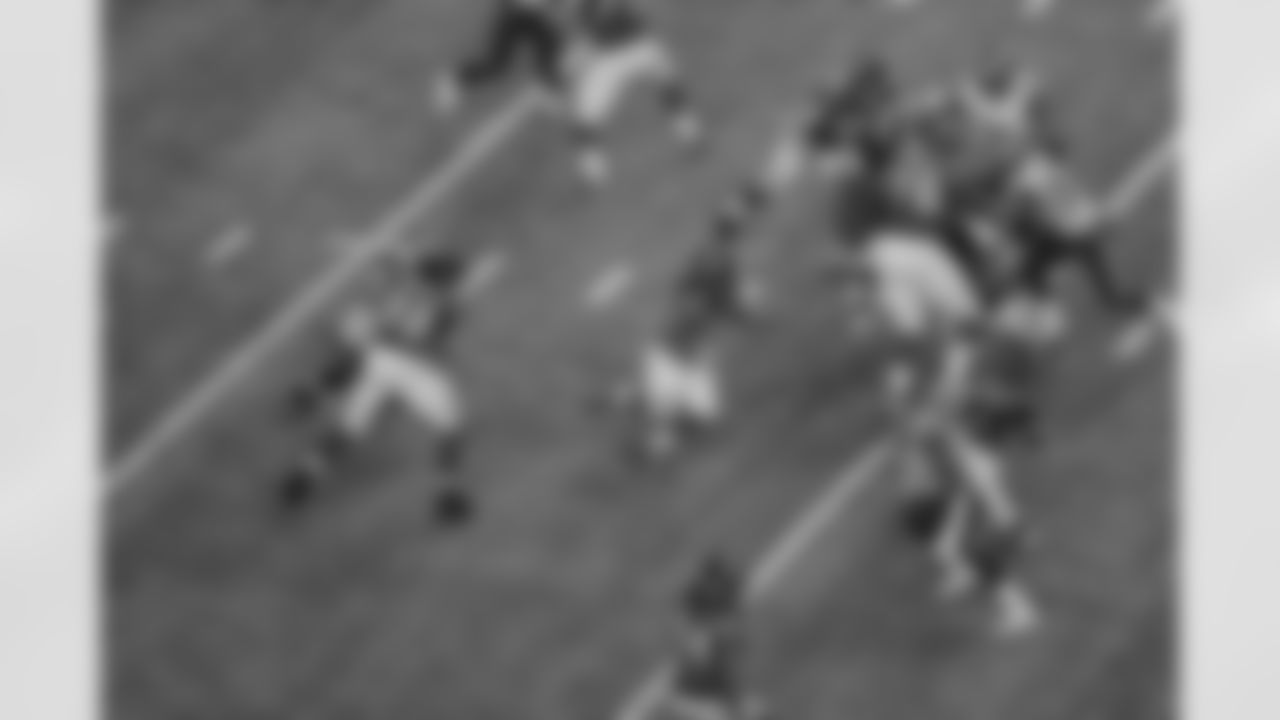 TE Tony Gonzales and T Lamar Holmes make room for RB Jacquizz Rodgers to run the ball