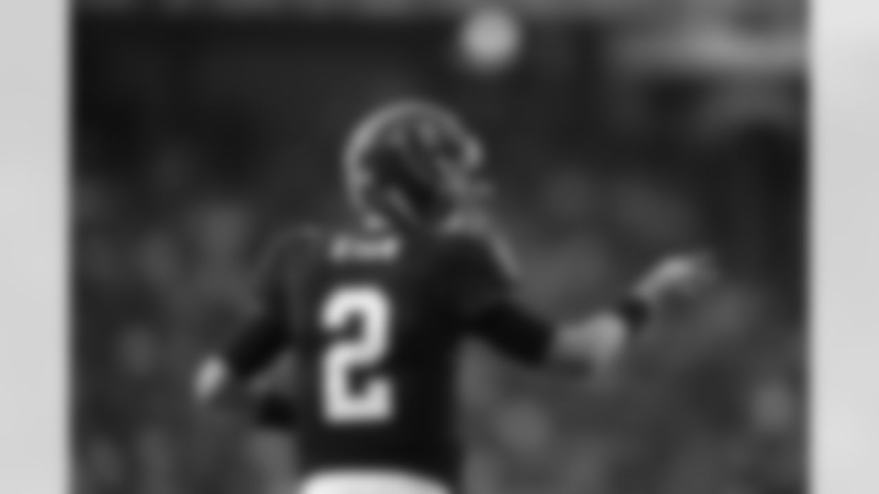 Matt Ryan audibles at the line of scrimmage
