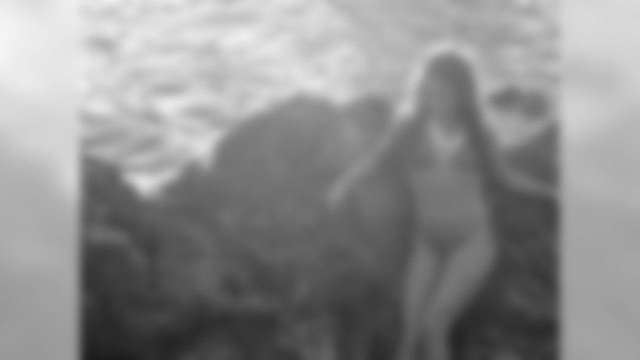 Lindsay M. // 2011 Atlanta Falcons Cheerleaders Swimsuit Calendar Photo Shoot // 2011 // Bermuda -