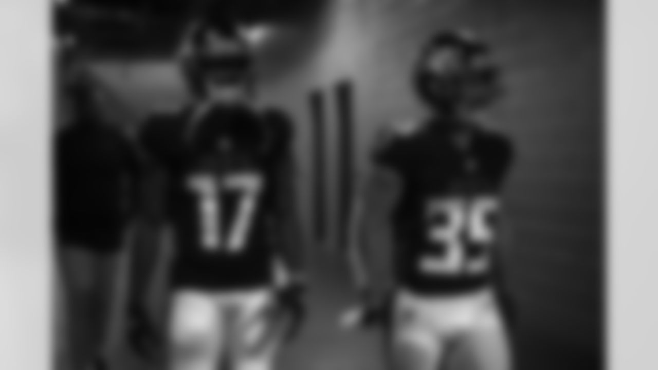 The Atlanta Falcons prepare to take the field prior to a game against the Dallas Cowboys at AT&T Stadium in Arlington, Texas on Sunday, November 14, 2021. (Photo by Brandon Magnus/Atlanta Falcons)
