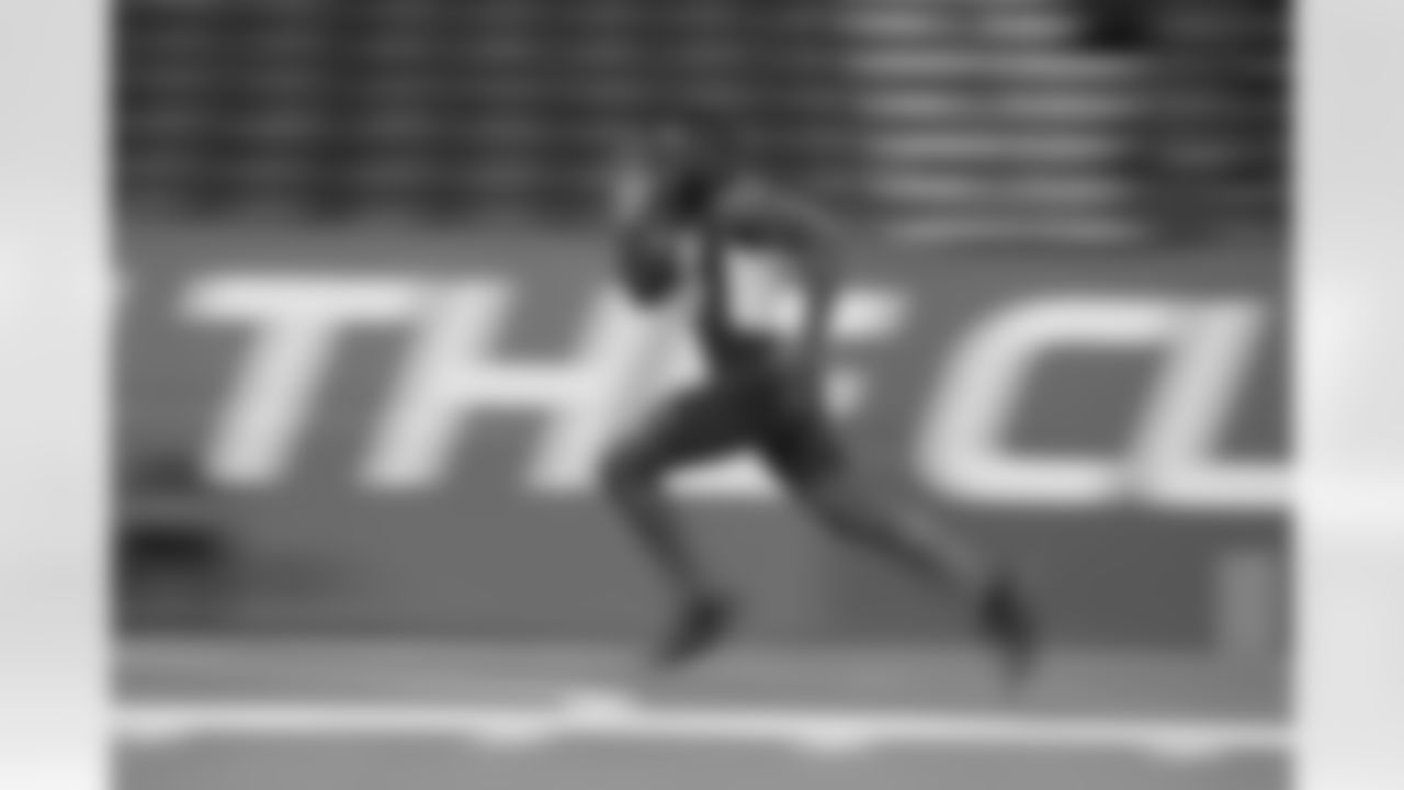 West Virginia running back Wendell Smallwood runs the 40-yard dash