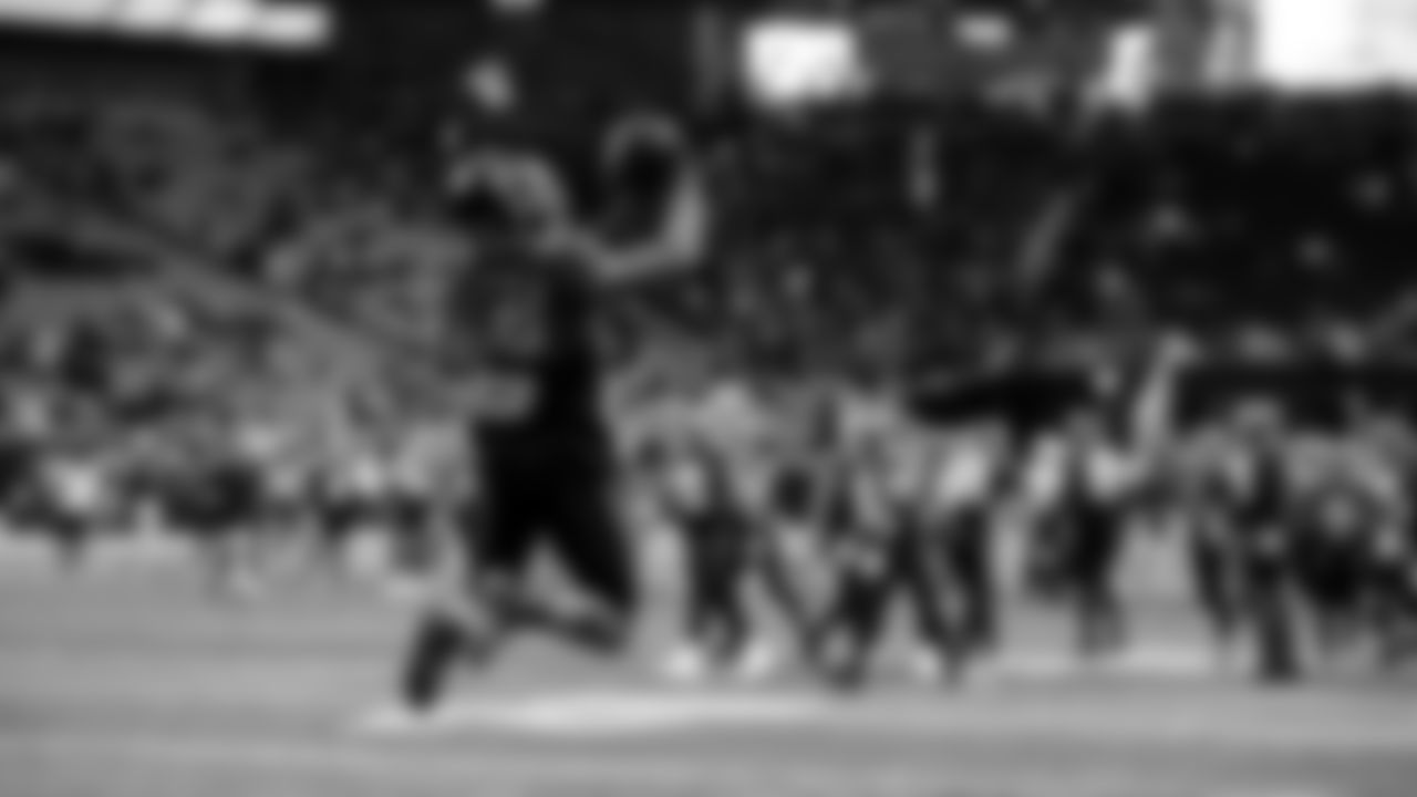 Atlanta Falcons cornerback Mike Ford #28 warms up prior to the game against the Chicago Bears at Mercedes-Benz Stadium in Atlanta, Georgia on Sunday, November 20, 2022. (Photo by Shanna Lockwood/Atlanta Falcons)