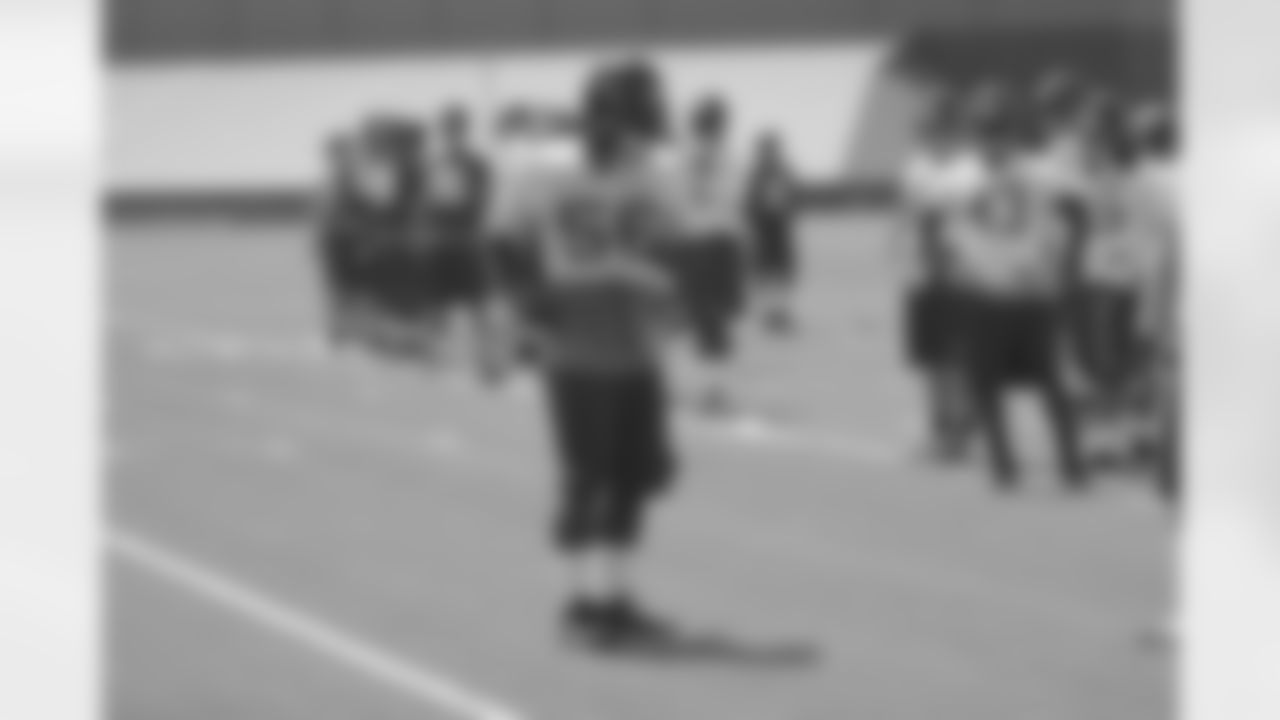 OLB Sean Weatherspoon gets his team ready for practice // 2012 Atlanta Falcons Minicamp - Day 1 // June 19, 2012 // Flowery Branch, Ga. -