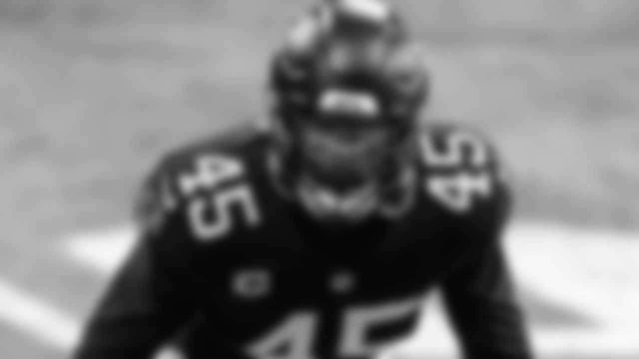 Atlanta Falcons linebacker Deion Jones #45 warms up during pregame against the New Orleans Saints on December 6, 2020.