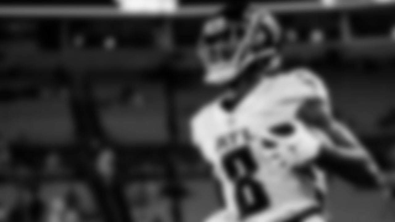 Atlanta Falcons tight end Kyle Pitts #8 warms up before facing the Carolina Panthers at Bank of America Stadium in Charlotte, North Carolina on Thursday, November 10, 2022. (Photo by Cooper Neill/Atlanta Falcons)