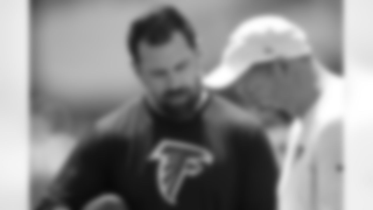 Linebackers coach Jeff Ulbrich, left, and defensive assistant Doug Mallory