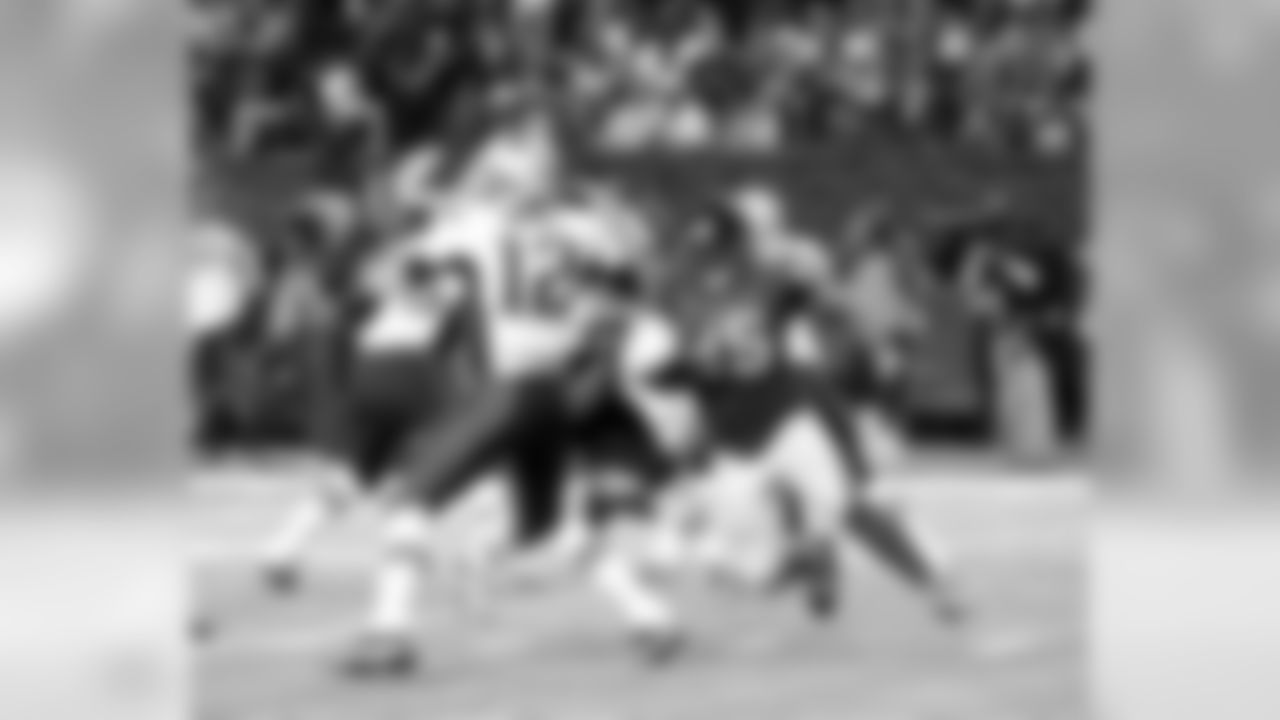 DT Jonathan Babineaux eyes up Patriots QB Tom Brady