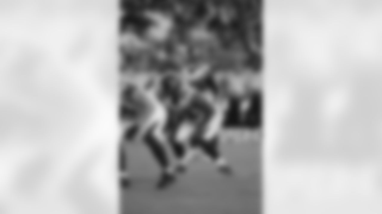 LB Akeem Dent