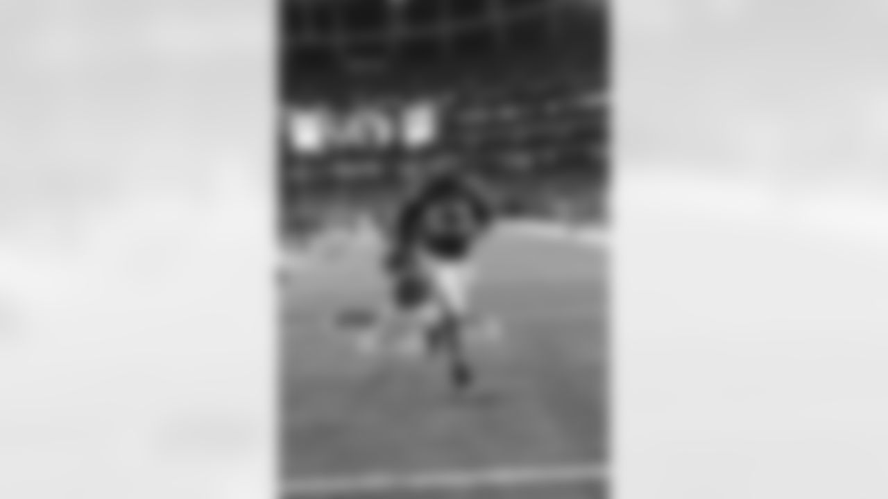 LB Brian Banks exits the field following the game against the Jacksonville Jaguars