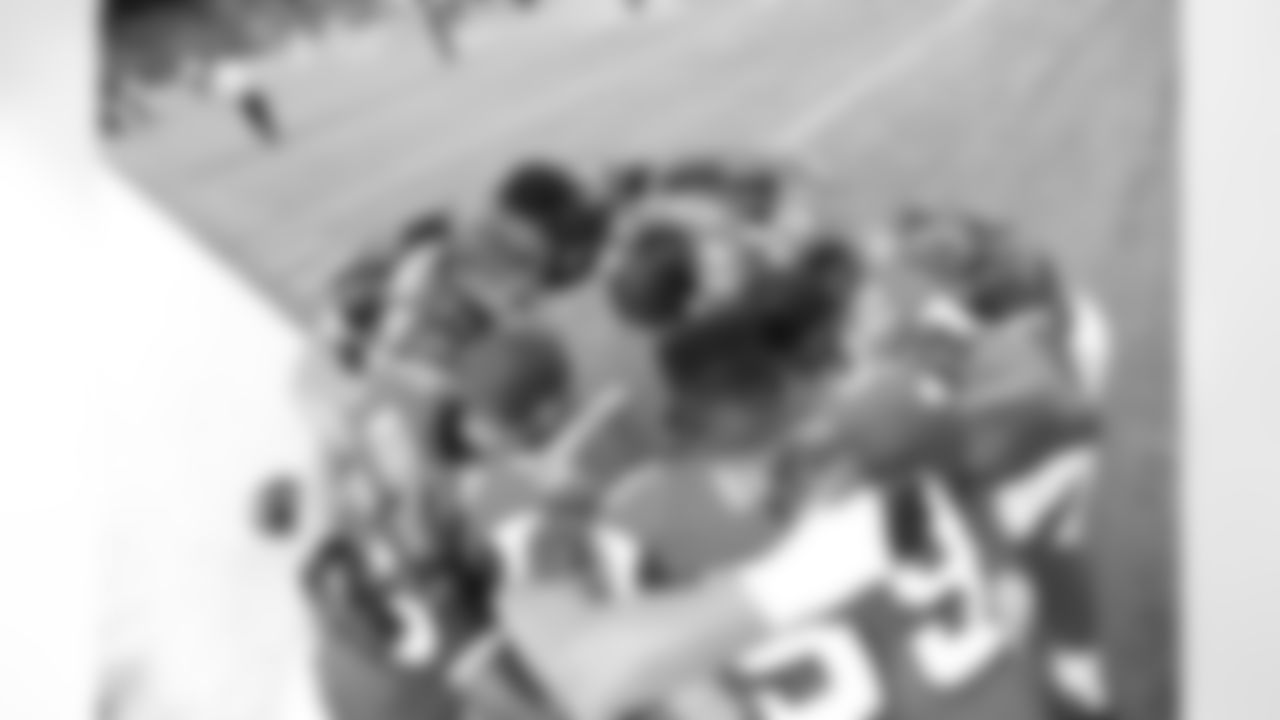 DE Kroy Biermann, LB Sean Weatherspoon, LB Stephen Nicholas, LB Akeem Dent, LB Joplo Bartu and LB Paul Worrilow huddling up before the game