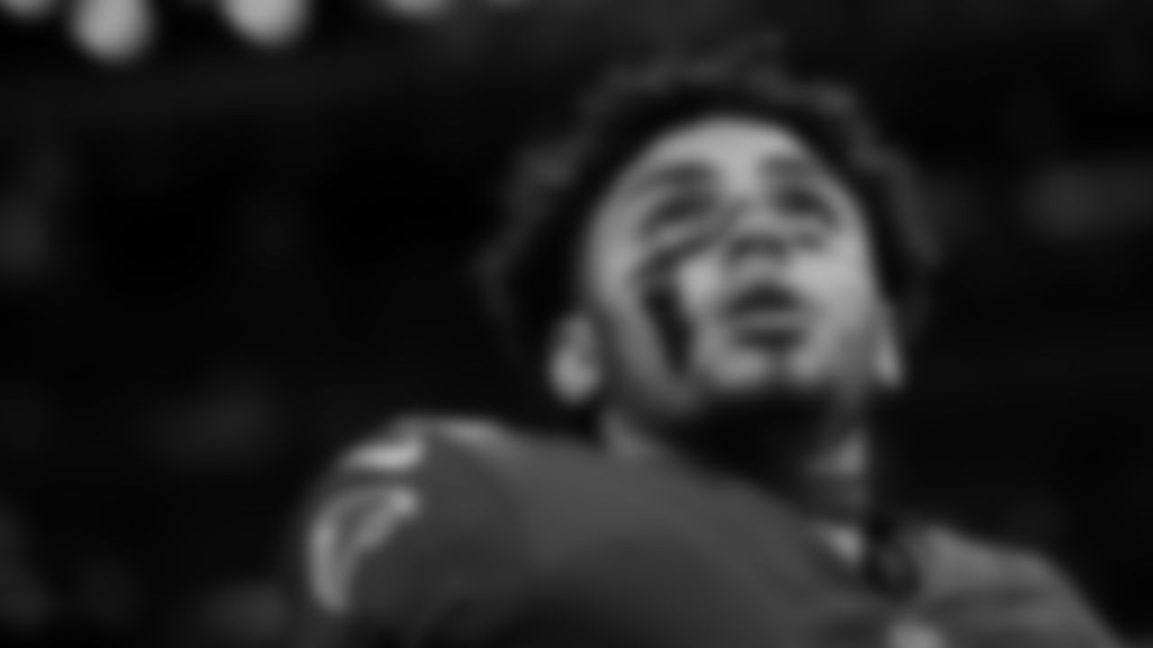 Atlanta Falcons wide receiver Drake London #5 warms up before the game against the Chicago Bears at Mercedes-Benz Stadium in Atlanta, Georgia on Sunday, November 20, 2022. (Photo by Casey Sykes/Atlanta Falcons)